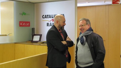 El director de Catalunya Ràdio, Saül Gordillo, amb Josep Cuní a l'emissora. Barcelona. 1 de març de 2017