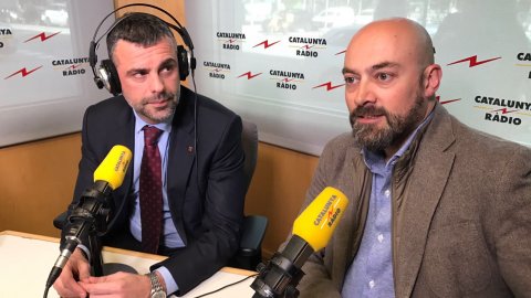 El director de Catalunya Ràdio, Saül Gordillo, comunica el retorn de les emissions d'iCat a l'FM, amb el conseller de Cultura, Santi Vila. Barcelona. 5 d'abril de 2017