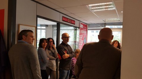 El director de Catalunya Ràdio, Saül Gordillo, comunica a l'equip d'iCat el retorn de les emissions a l'FM. Barcelona. 5 d'abril de 2017