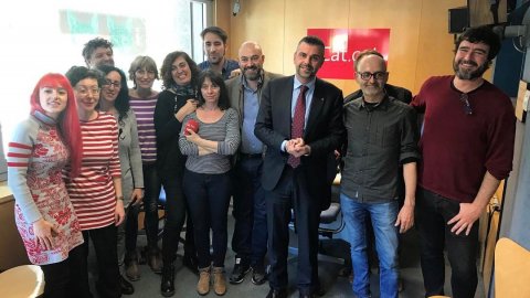 El director de Catalunya Ràdio, Saül Gordillo, comunica a l'equip d'iCat el retorn de les emissions a l'FM, amb el conseller de Cultura, Santi Vila. Barcelona. 5 d'abril de 2017