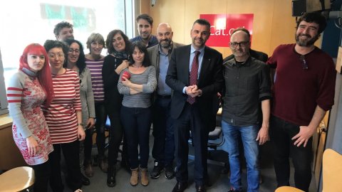 El director de Catalunya Ràdio, Saül Gordillo, comunica a l'equip d'iCat el retorn de les emissions a l'FM, amb el conseller de Cultura, Santi Vila. Barcelona. 5 d'abril de 2017