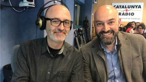 El director de Catalunya Ràdio, Saül Gordillo, comunica el retorn de les emissions a l'FM, amb el seu coordinador, Carles Aledo. Barcelona. 5 d'abril de 2017