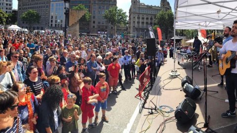 Programa especial de Catalunya Ràdio per Sant Jordi a la plaça Catalunya de Barcelona. 23 d'abril de 2017
