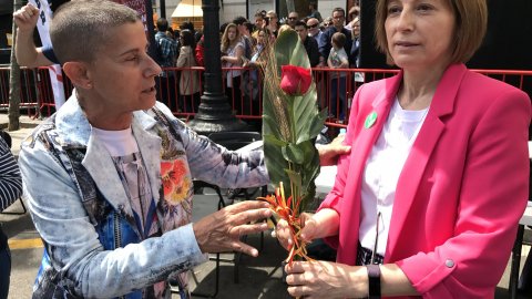 La presidenta del Parlament, Carme Forcadell, al programa especial de Catalunya Ràdio per Sant Jordi a la plaça Catalunya de Barcelona. 23 d'abril de 2017