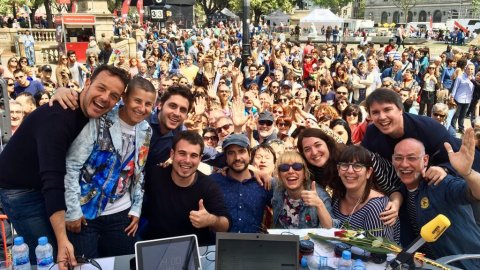 Programa especial de Catalunya Ràdio per Sant Jordi a la plaça Catalunya de Barcelona. 23 d'abril de 2017
