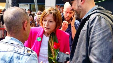 La presidenta del Parlament, Carme Forcadell, al programa especial de Catalunya Ràdio per Sant Jordi a la plaça Catalunya de Barcelona. 23 d'abril de 2017