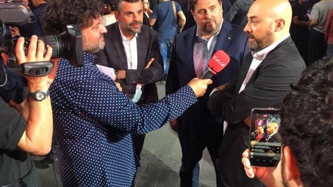 Desconcert d'iCat, amb la celebració per l'anunci del retorn de les emissions a l'FM. Entrevista al director de Catalunya Ràdio, Saül Gordillo, amb el vicepresident del Govern, Oriol Junqueras, i el conseller de Cultura, Santi Vila. Sala Apolo. Barcelona. 8 de maig de 2017