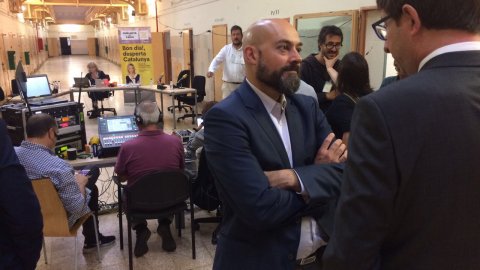 Programa especial 'El matí de Catalunya Ràdio' des de la presó Model de Barcelona amb motiu del seu tancament. El director de Catalunya Ràdio, Saül Gordillo, amb el conseller de Justícia, Carles Mundó. Barcelona. 7 de juny de 2017