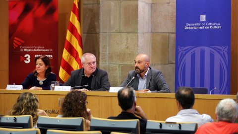 El director de Catalunya Ràdio, Saül Gordillo, presenta la nova graella d'iCat amb el retorn de les emissions a l'FM. Presentació al Departament de Cultura amb el conseller, Lluís Puig, i els realitzadors de la temporada 2017-2018. Barcelona. 4 de setembre de 2017