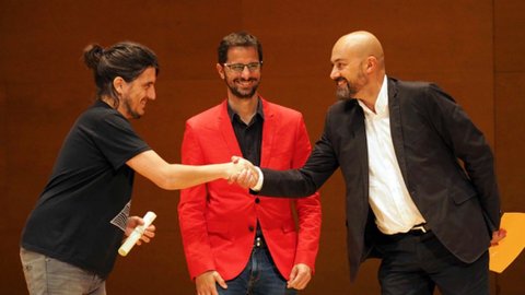 El director de Catalunya Ràdio, Saül Gordillo, lliure el Premi Cerverí a la millor lletra de cançó en català al grup valencià Zoo, en l'acte dels Premis Literaris de Girona. Auditori de Girona. 21 de setembre de 2017. Pere Duran / Nord Media