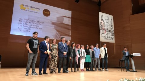 El director de Catalunya Ràdio, Saül Gordillo, lliure el Premi Cerverí a la millor lletra de cançó en català al grup valencià Zoo, en l'acte dels Premis Literaris de Girona. Auditori de Girona. 21 de setembre de 2017. Pere Duran / Nord Media