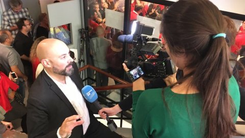 Entrevista al director de Catalunya Ràdio, Saül Gordillo, de la corresponal de France 24 sobre la possible intervenció dels mitjans públics amb l'article 155 de la Constitució espanyola. Barcelona. 23 d'octubre de 2017 