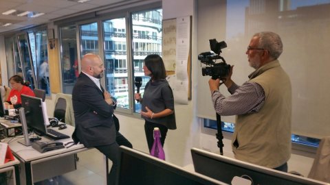 Entrevista al director de Catalunya Ràdio, Saül Gordillo, de la corresponal de la RAI 1 sobre la possible intervenció dels mitjans públics amb l'article 155 de la Constitució espanyola. Barcelona. 23 d'octubre de 2017 