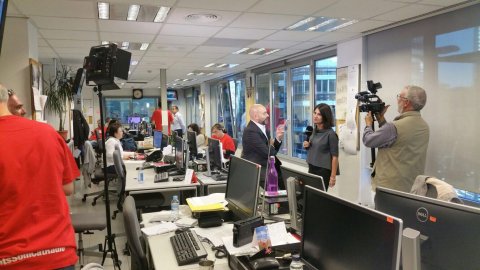 Entrevista al director de Catalunya Ràdio, Saül Gordillo, de la corresponal de la RAI 1 sobre la possible intervenció dels mitjans públics amb l'article 155 de la Constitució espanyola. Barcelona. 23 d'octubre de 2017 