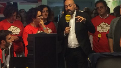 El director de Catalunya Ràdio, Saül Gordillo, intervé en l'assemblea de treballadors convocada pels comitès d'empresa i professional sobre la possible intervenció dels mitjans públics amb l'article 155 de la Constitució espanyola. Barcelona. 23 d'octubre de 2017 