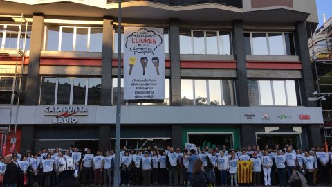 En Peu de Pau se solidaritza amb Catalunya Ràdio després de l'atac dels violents. 30 d'octubre de 2017 