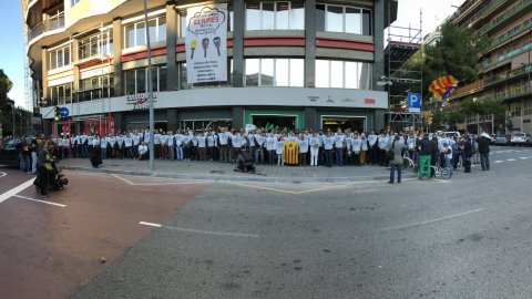 En Peu de Pau se solidaritza amb Catalunya Ràdio després de l'atac dels violents. 30 d'octubre de 2017 