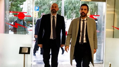 El president del Parlament de Catalunya, Roger Torrent, rebut a l'emissora pel director de Catalunya Ràdio, Saül Gordillo, l'endemà de la seva elecció. Barcelona. 18 de gener de 2018