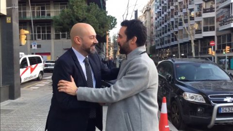 El president del Parlament de Catalunya, Roger Torrent, rebut a l'emissora pel director de Catalunya Ràdio, Saül Gordillo, l'endemà de la seva elecció. Barcelona. 18 de gener de 2018