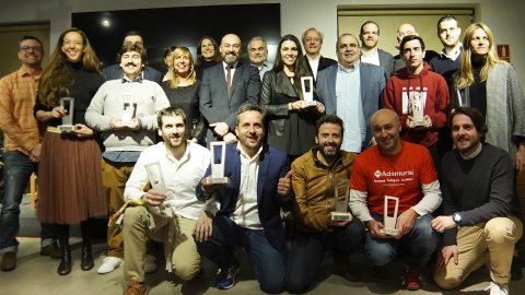 El programa 'Revolució 4.0' de Catalunya Ràdio lliura els Premis Emprenedors Revolució 4.0, a l'Antiga Fàbrica Estrella Damm, en un acte de reconeixement als deu millors emprenedors joves de les noves tecnologies de Catalunya. El director de Catalunya Ràdio, Saül Gordillo, lliura el Premi Revelació a Àlex Sicart, emprenedor de 18 anys nomenat per la revista 'Forbes'. Barcelona. 23 de gener de 2018