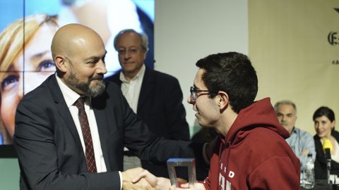 El programa 'Revolució 4.0' de Catalunya Ràdio lliura els Premis Emprenedors Revolució 4.0, a l'Antiga Fàbrica Estrella Damm, en un acte de reconeixement als deu millors emprenedors joves de les noves tecnologies de Catalunya. El director de Catalunya Ràdio, Saül Gordillo, lliura el Premi Revelació a Àlex Sicart, emprenedor de 18 anys nomenat per la revista 'Forbes'. Barcelona. 23 de gener de 2018