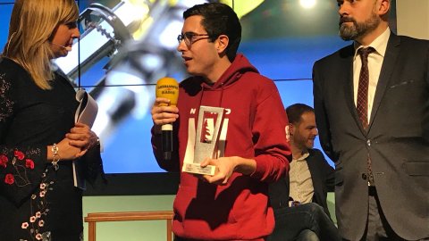 El programa 'Revolució 4.0' de Catalunya Ràdio lliura els Premis Emprenedors Revolució 4.0, a l'Antiga Fàbrica Estrella Damm, en un acte de reconeixement als deu millors emprenedors joves de les noves tecnologies de Catalunya. El director de Catalunya Ràdio, Saül Gordillo, lliura el Premi Revelació a Àlex Sicart, emprenedor de 18 anys nomenat per la revista 'Forbes'. Barcelona. 23 de gener de 2018