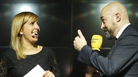 El programa 'Revolució 4.0' de Catalunya Ràdio lliura els Premis Emprenedors Revolució 4.0, a l'Antiga Fàbrica Estrella Damm, en un acte de reconeixement als deu millors emprenedors joves de les noves tecnologies de Catalunya. El director de Catalunya Ràdio, Saül Gordillo, lliura el Premi Revelació a Àlex Sicart, emprenedor de 18 anys nomenat per la revista 'Forbes'. Barcelona. 23 de gener de 2018