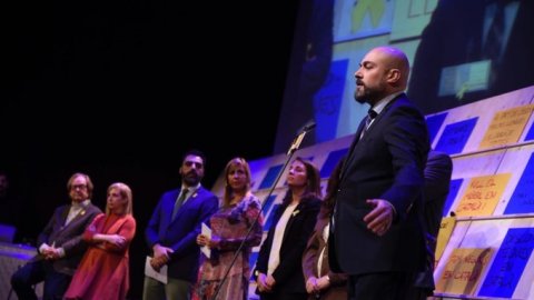 El director de Catalunya Ràdio, Saül Gordillo, rep el Premi Martí Gasull que concedeix per votació popular la Plataforma per la Llengua en reconeixement a "l'exemplaritat de Catalunya Ràdio en la defensa de la llengua", al Teatre Poliorama de Barcelona. 5 de febrer de 2018