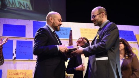 El director de Catalunya Ràdio, Saül Gordillo, rep el Premi Martí Gasull que concedeix per votació popular la Plataforma per la Llengua en reconeixement a "l'exemplaritat de Catalunya Ràdio en la defensa de la llengua", al Teatre Poliorama de Barcelona. 5 de febrer de 2018