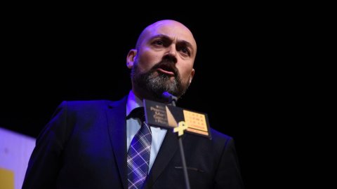 El director de Catalunya Ràdio, Saül Gordillo, rep el Premi Martí Gasull que concedeix per votació popular la Plataforma per la Llengua en reconeixement a "l'exemplaritat de Catalunya Ràdio en la defensa de la llengua", al Teatre Poliorama de Barcelona. 5 de febrer de 2018