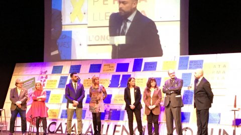 El director de Catalunya Ràdio, Saül Gordillo, rep el Premi Martí Gasull que concedeix per votació popular la Plataforma per la Llengua en reconeixement a "l'exemplaritat de Catalunya Ràdio en la defensa de la llengua", al Teatre Poliorama de Barcelona. 5 de febrer de 2018