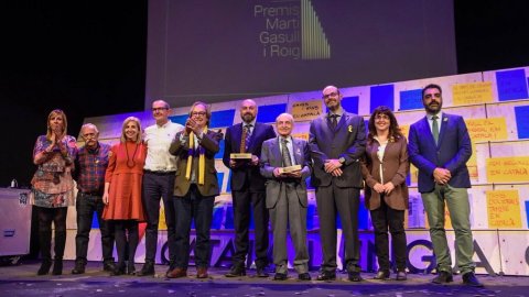 El director de Catalunya Ràdio, Saül Gordillo, rep el Premi Martí Gasull que concedeix per votació popular la Plataforma per la Llengua en reconeixement a "l'exemplaritat de Catalunya Ràdio en la defensa de la llengua", al Teatre Poliorama de Barcelona. 5 de febrer de 2018