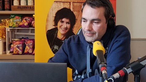 'Catalunya migdia' amb Òscar Fernández al bar El Trabuc de Centelles pel Dia Mundial de la Ràdio a Catalunya Ràdio. Centelles. 13 de febrer de 2018