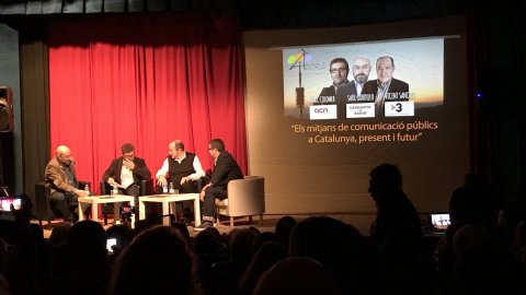 Els directors de TV3, Vicent Sanchis, de Catalunya Ràdio, Saül Gordillo, i de l'Agència Catalana de Notícies, Marc Colomer, participen al debat sobre els mitjans públics al Centre Parroquial de Canet de Mar. 16 de febrer de 2018