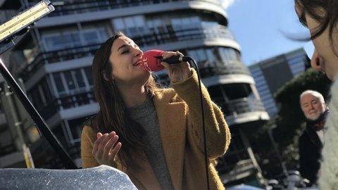 Catalunya Ràdio treu un piano de cua a la porta de l'emissora a disposició de qui el vulgui tocar, en el marc de l'acció Tu hi toques? del concurs Maria Canals, i amb les actuacions de Judit Neddermann, Alfred i Amaia d'OT 2017, Miquel Tejada i Quico Pi de la Serra, que formen part de la programació de Catalunya Ràdio, Catalunya Música i iCat. Barcelona. 6 de març de 2018