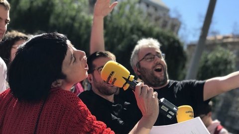 Catalunya Ràdio treu un piano de cua a la porta de l'emissora a disposició de qui el vulgui tocar, en el marc de l'acció Tu hi toques? del concurs Maria Canals, i amb les actuacions de Judit Neddermann, Alfred i Amaia d'OT 2017, Miquel Tejada i Quico Pi de la Serra, que formen part de la programació de Catalunya Ràdio, Catalunya Música i iCat. Barcelona. 6 de març de 2018