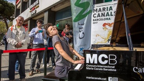 Catalunya Ràdio treu un piano de cua a la porta de l'emissora a disposició de qui el vulgui tocar, en el marc de l'acció Tu hi toques? del concurs Maria Canals, i amb les actuacions de Judit Neddermann, Alfred i Amaia d'OT 2017, Miquel Tejada i Quico Pi de la Serra, que formen part de la programació de Catalunya Ràdio, Catalunya Música i iCat. Barcelona. 6 de març de 2018