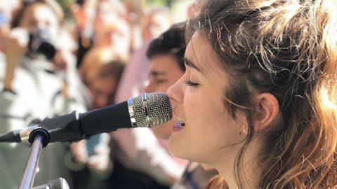 Catalunya Ràdio treu un piano de cua a la porta de l'emissora a disposició de qui el vulgui tocar, en el marc de l'acció Tu hi toques? del concurs Maria Canals, i amb les actuacions de Judit Neddermann, Alfred i Amaia d'OT 2017, Miquel Tejada i Quico Pi de la Serra, que formen part de la programació de Catalunya Ràdio, Catalunya Música i iCat. Barcelona. 6 de març de 2018