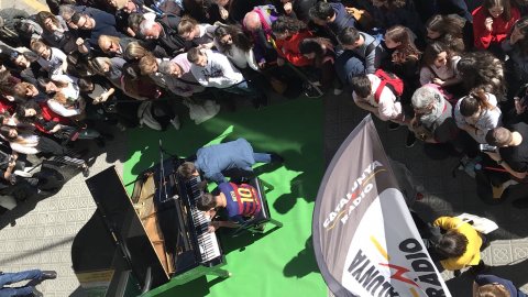 Catalunya Ràdio treu un piano de cua a la porta de l'emissora a disposició de qui el vulgui tocar, en el marc de l'acció Tu hi toques? del concurs Maria Canals, i amb les actuacions de Judit Neddermann, Alfred i Amaia d'OT 2017, Miquel Tejada i Quico Pi de la Serra, que formen part de la programació de Catalunya Ràdio, Catalunya Música i iCat. Barcelona. 6 de març de 2018