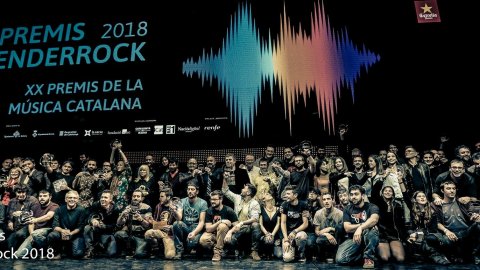 El director de Catalunya Ràdio, Saül Gordillo, i el coordinador d'iCat, Carles Aledo, recullen el Premi Enderrock Estrella a l’esdeveniment musical més destacat de l’any per a iCat, l’emissora musical pública nascuda el 2006 que el 2017 va tornar a la FM després d'estar fora de l’antena durant 5 anys. Auditori de Girona. 7 de març de 2018 