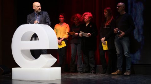 El director de Catalunya Ràdio, Saül Gordillo, i el coordinador d'iCat, Carles Aledo, recullen el Premi Enderrock Estrella a l’esdeveniment musical més destacat de l’any per a iCat, l’emissora musical pública nascuda el 2006 que el 2017 va tornar a la FM després d'estar fora de l’antena durant 5 anys. Auditori de Girona. 7 de març de 2018 
