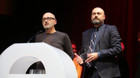 El director de Catalunya Ràdio, Saül Gordillo, i el coordinador d'iCat, Carles Aledo, recullen el Premi Enderrock Estrella a l’esdeveniment musical més destacat de l’any per a iCat, l’emissora musical pública nascuda el 2006 que el 2017 va tornar a la FM després d'estar fora de l’antena durant 5 anys. Auditori de Girona. 7 de març de 2018 