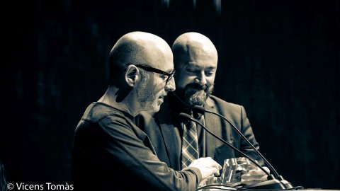El director de Catalunya Ràdio, Saül Gordillo, i el coordinador d'iCat, Carles Aledo, recullen el Premi Enderrock Estrella a l’esdeveniment musical més destacat de l’any per a iCat, l’emissora musical pública nascuda el 2006 que el 2017 va tornar a la FM després d'estar fora de l’antena durant 5 anys. Auditori de Girona. 7 de març de 2018 