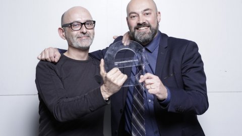 El director de Catalunya Ràdio, Saül Gordillo, i el coordinador d'iCat, Carles Aledo, recullen el Premi Enderrock Estrella a l’esdeveniment musical més destacat de l’any per a iCat, l’emissora musical pública nascuda el 2006 que el 2017 va tornar a la FM després d'estar fora de l’antena durant 5 anys. Auditori de Girona. 7 de març de 2018 