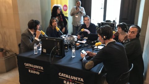 'Catalunya migdia' de Catalunya Ràdio amb Òscar Fernández des del Parlament de Catalunya pel ple d'investidura. Barcelona. 22 de març de 2018