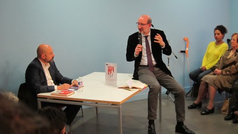 El director de Catalunya Ràdio, Saül Gordillo, presenta el llibre del periodista Antoni Bassas 'Bon dia, són les vuit!' a la Biblioteca de Calella. 6 d'abril de 2018