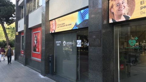 Noves pantalles a la façana de Catalunya Ràdio, a Diagonal 614 de Barcelona. Abril de 2018