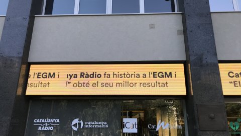 Noves pantalles a la façana de Catalunya Ràdio, a Diagonal 614 de Barcelona. Abril de 2018