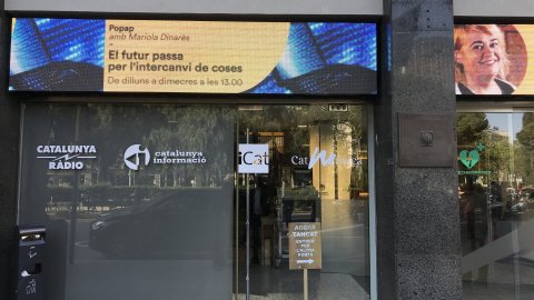 Noves pantalles a la façana de Catalunya Ràdio, a Diagonal 614 de Barcelona. Abril de 2018