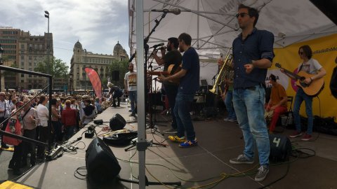 Programació especial de Sant Jordi des de la plaça Catalunya de Barcelona. 23 d'abril de 2018